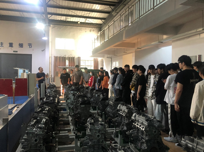 胡学敏老师在讲解实验中心设备 胡学敏老师在讲解实验中心设备